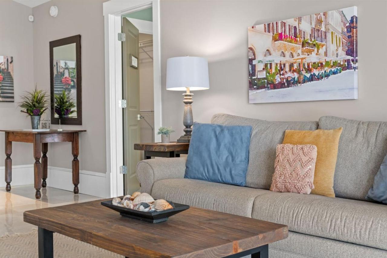 Holiday home Casa De Riviera, Luxe Infinity Pool, Lakefront, Free Daily Activities, Walk To Beach *